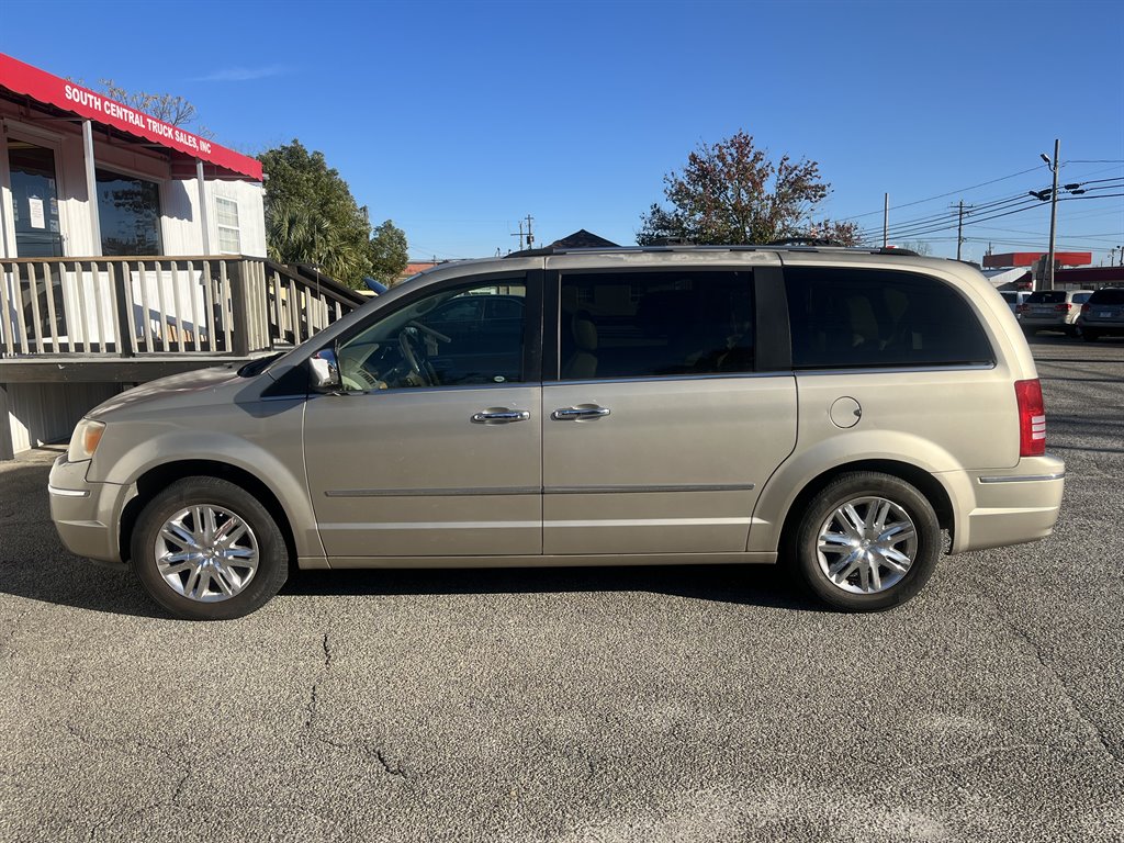 2008 Chrysler Town & Country Limited's photo