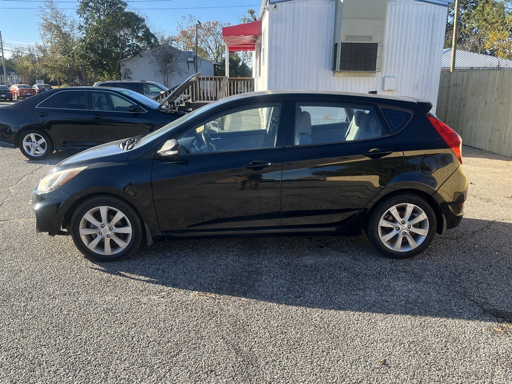 2013 Hyundai Accent SE's photo